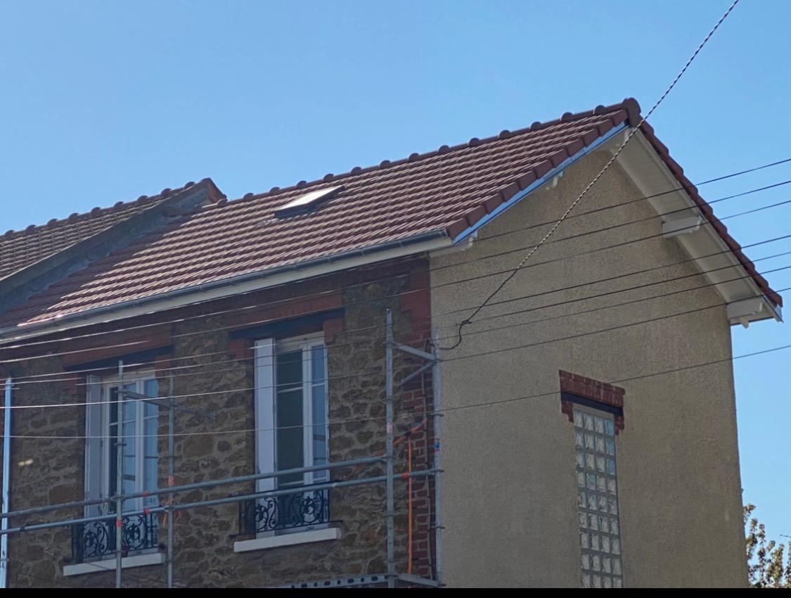 La même maison avec sa toiture en tuiles neuve