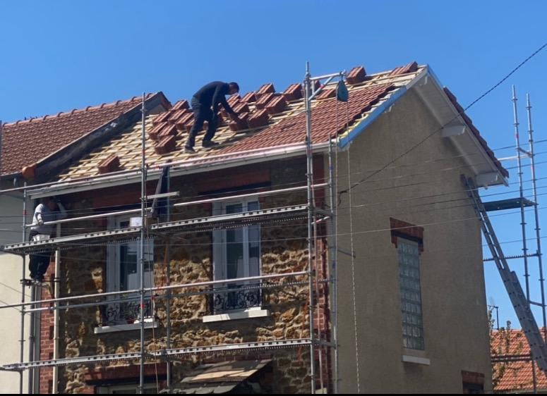 Maison pendant les travaux de couverture, sous échafaudage