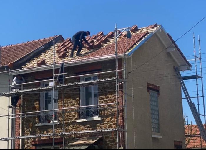 Maison sous échafaudage pendant les travaux