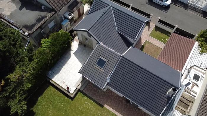 Vue aérienne d'une toiture en ardoise terminée