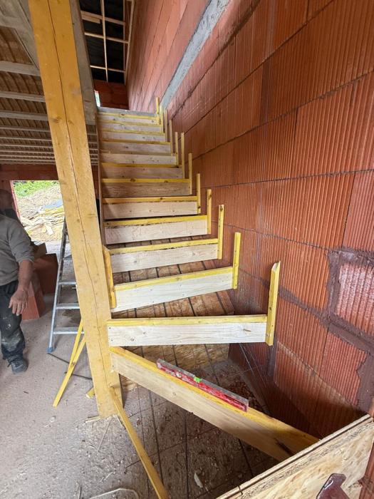 Escalier coffré dans une construction neuve
