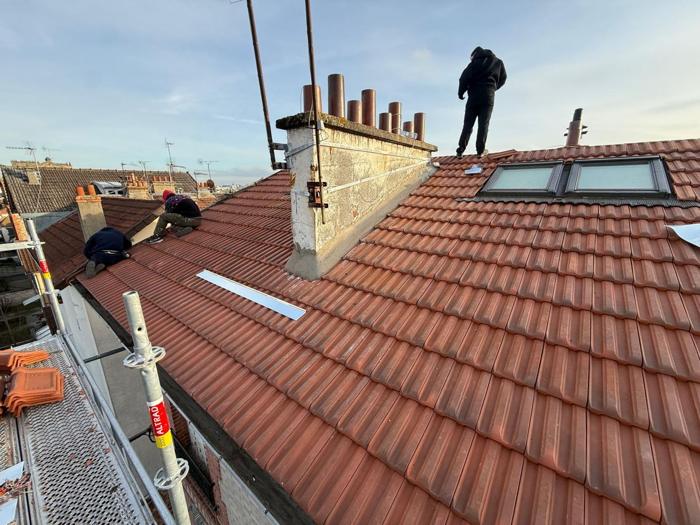 Toiture en tuiles avec deux fenêtres de toit