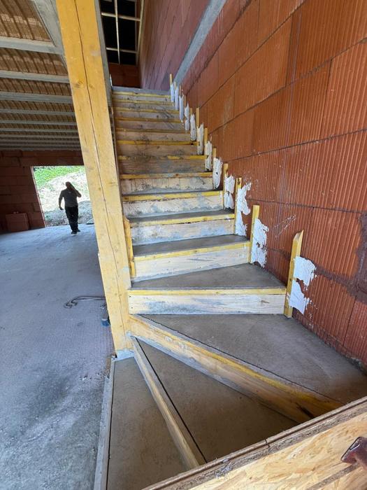 Escalier coffré dans une construction neuve