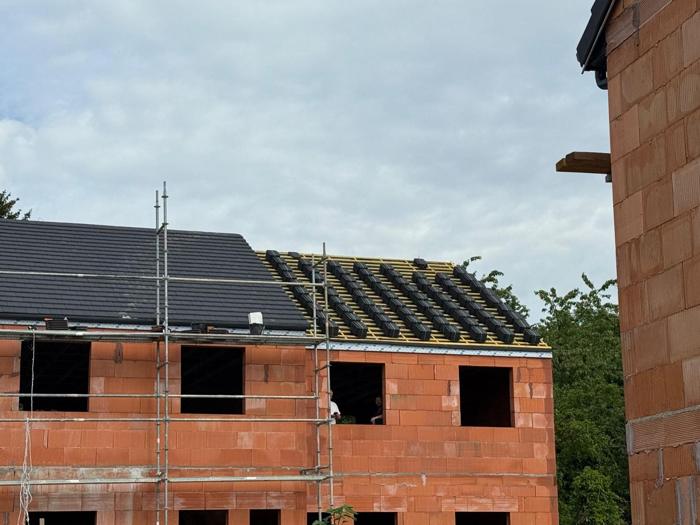 Couverture d'une maison neuve en brique