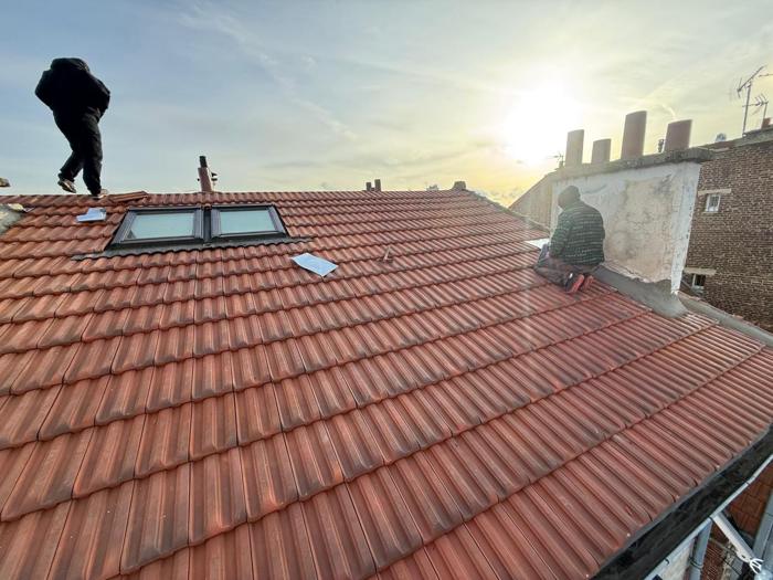 Pan de toit en tuiles neuves au coucher du soleil
