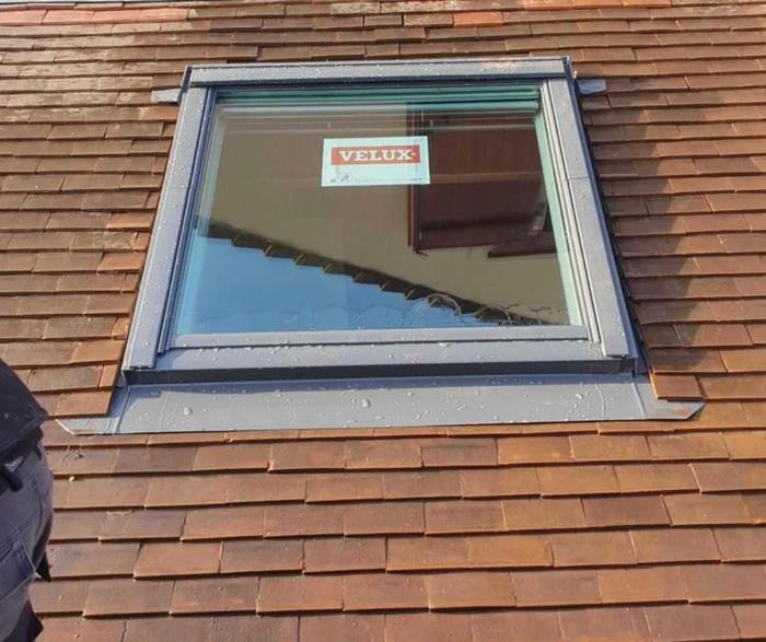 Fenêtre de toit posée dans des tuiles plates